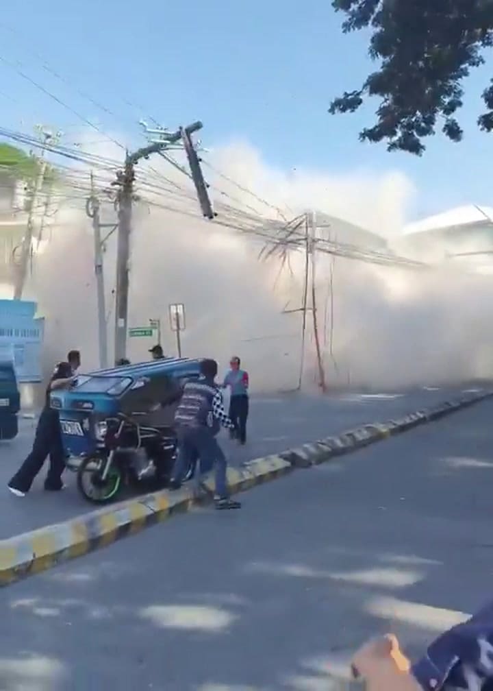 Un video muestra cómo una costrucción de dos pisos cayó tras el terremoto en Filipinas
