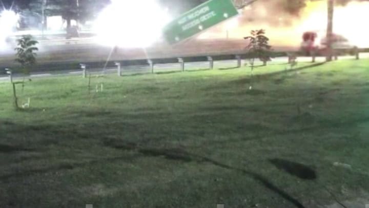 Así chocó una camioneta contra un cartel en la General Paz
