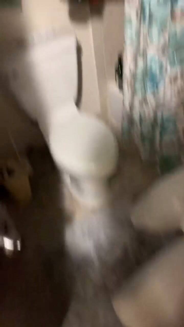 Un usuario mostró que vive en un baño y se volvió viral