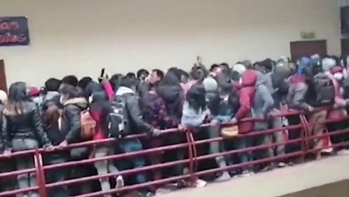 Al menos cinco estudiantes mueren al caer al vacío tras la rotura de una baranda en una universidad