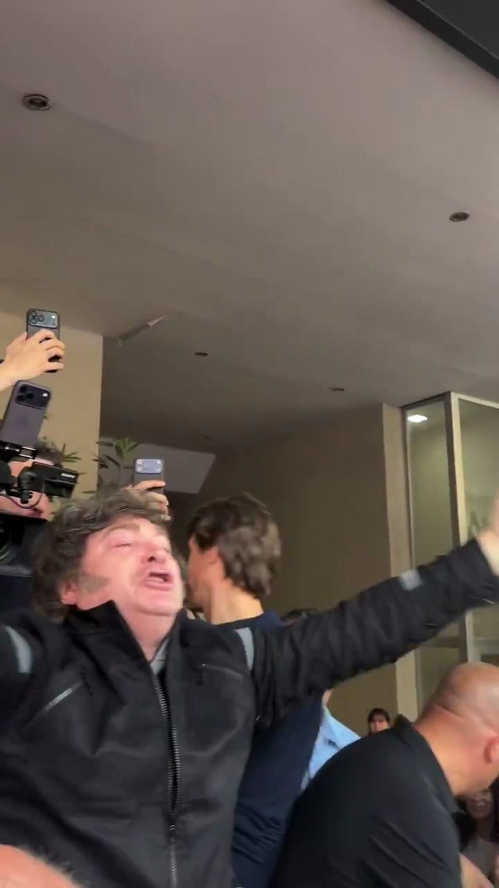 Milei canta en Bahía Blanca