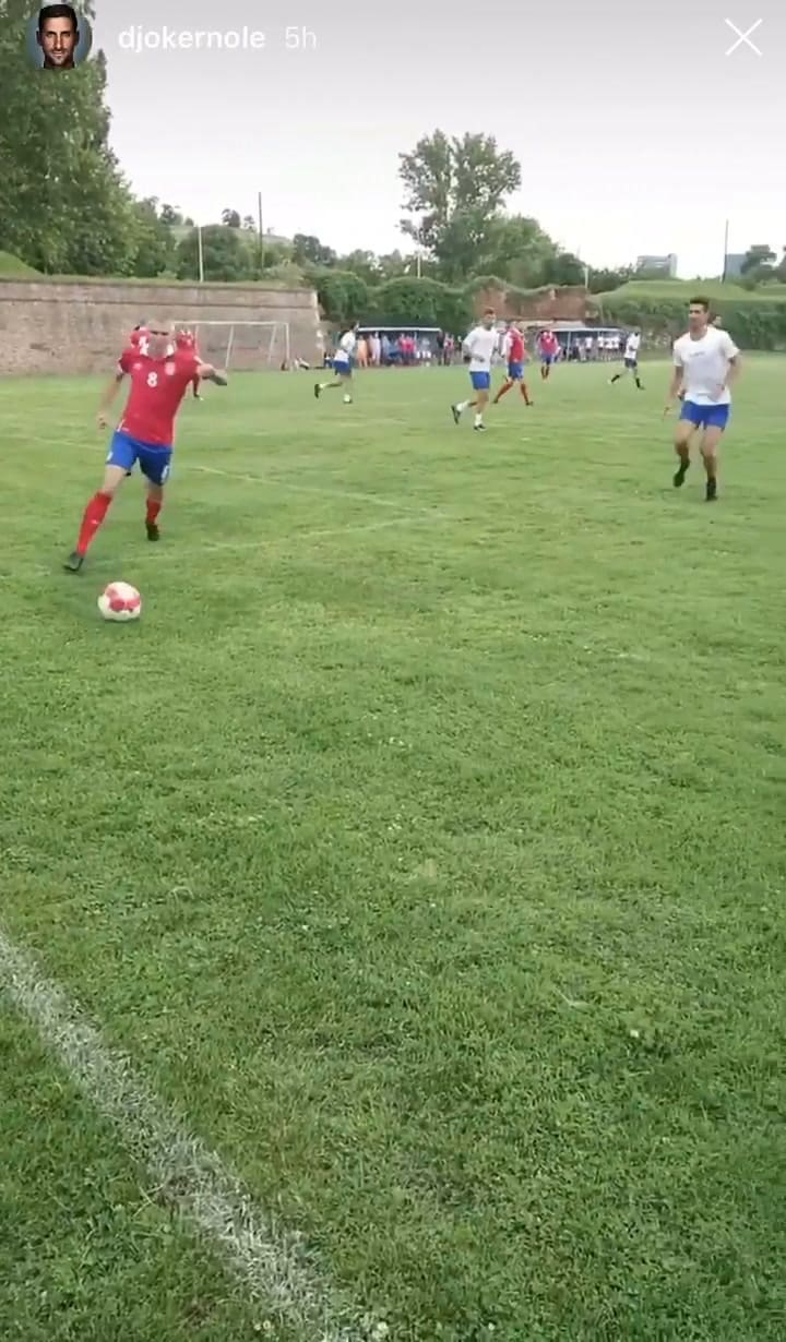 Djokovic armó un torneo a beneficio y jugó al fútbol