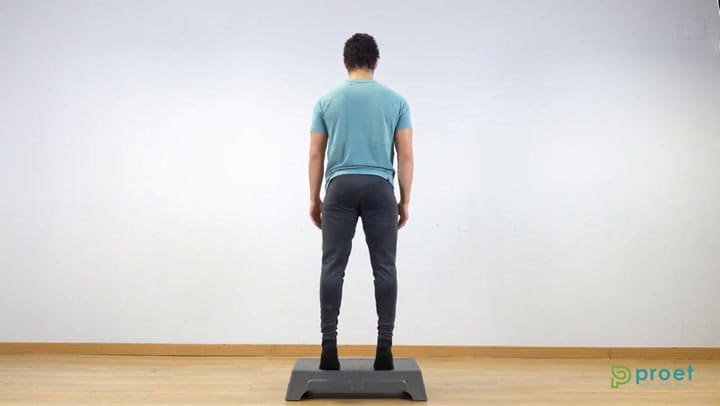 ¿Cómo hacer elevación de gemelos sobre un escalón?