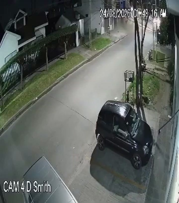 Impactante choque a toda velocidad: cruzó la calle de un extremo al otro, colisionó contra un local y murió