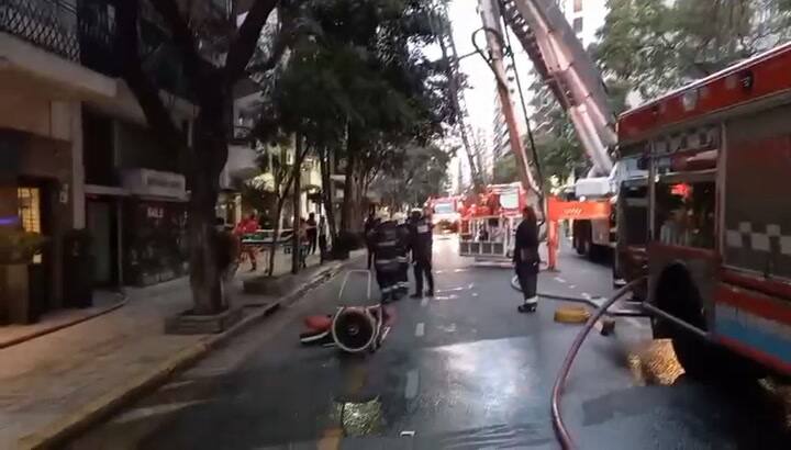 Incendio en Recoleta: se prendió fuego un departamento de un edificio en avenida Callao y Quintana