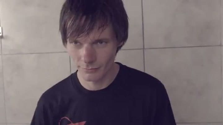 Cristian Belec en el videoclip “El buen bailarín” del grupo Sindicato Mono