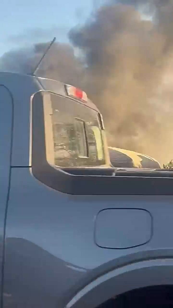 Los autos evacúan de La Susana después del feroz incendio
