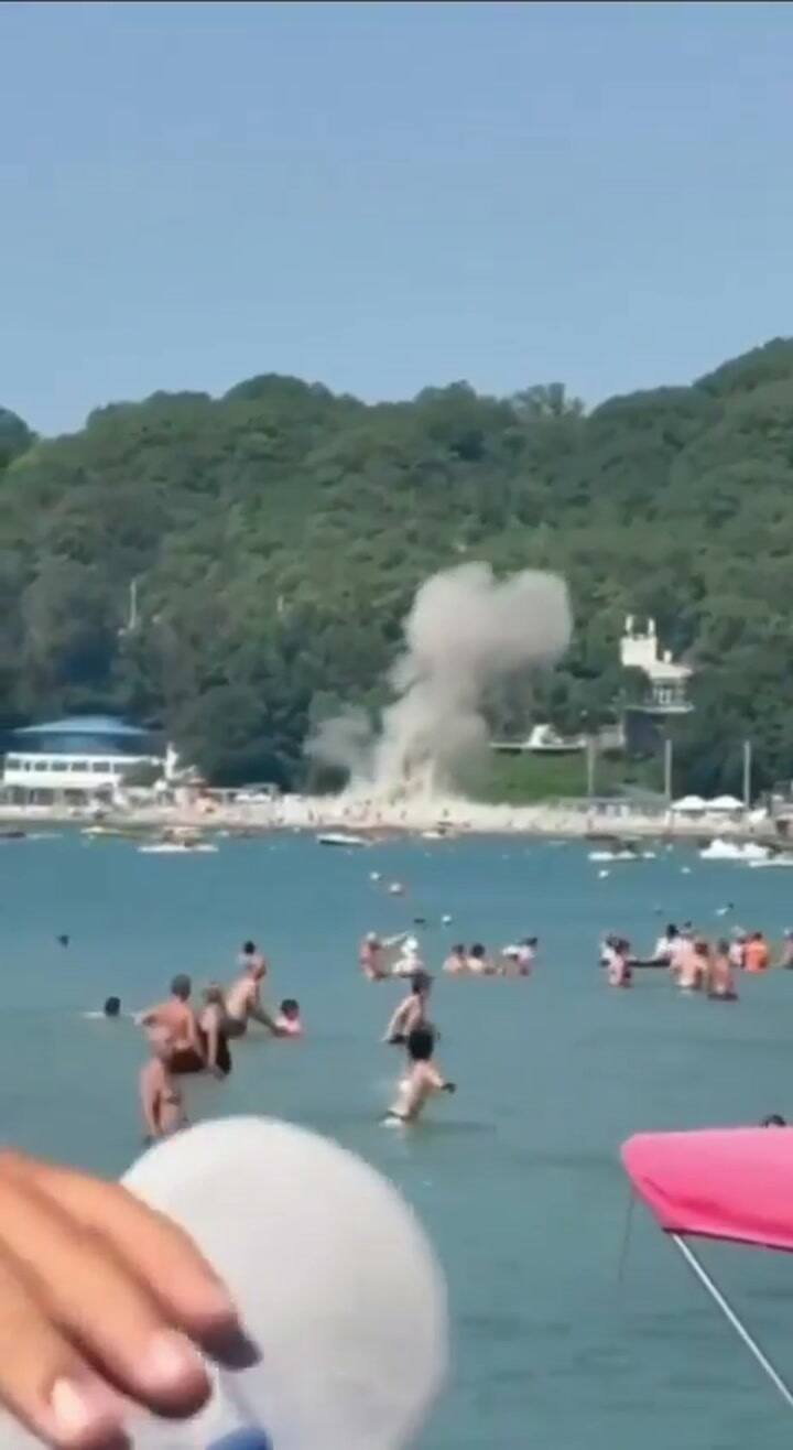 Un dron ucraniano impactó en una playa llena de bañistas en el mar Negro: al menos siete muertos y 40 heridos