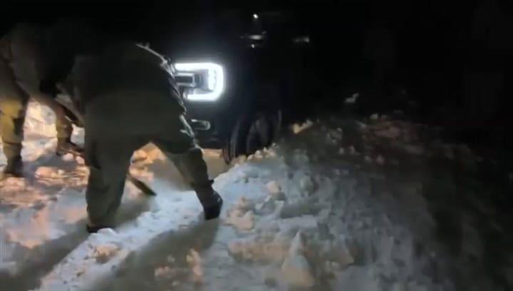 Así fue el rescate de una de las camionetas atrapadas por la nieve en Neuquén