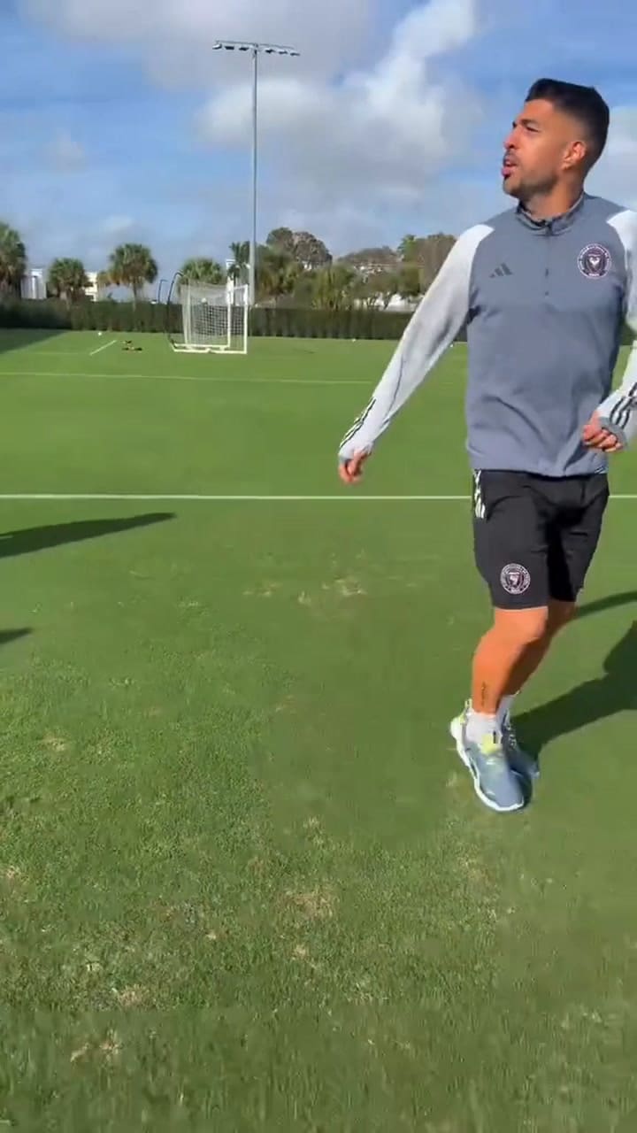La graciosa reacción de Luis Suárez ante un inesperado golpe de Lionel Messi