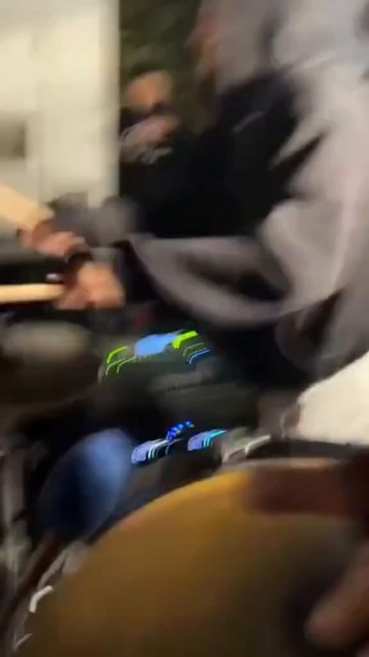 En un video que se viralizó en las redes se observa a Justin Bieber con el grupo musical Fuerza Regida (TikTok: @quiencom)