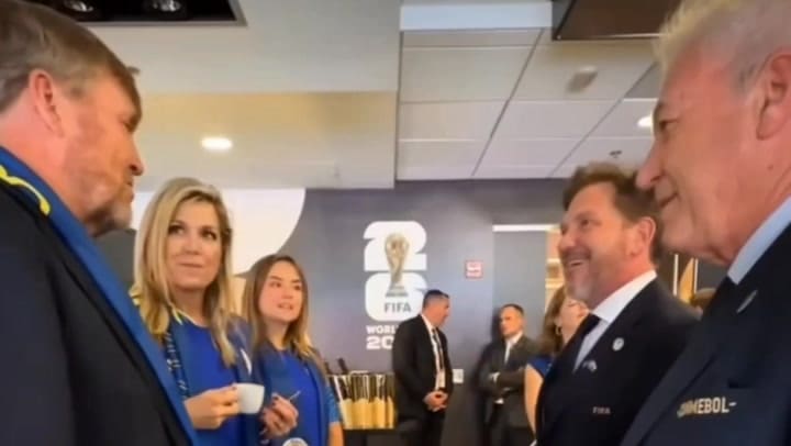 El saludo del campeón en México 86, Neri Pumpido, a los reyes Guillermo Alejandro y Máxima de los Países Bajos