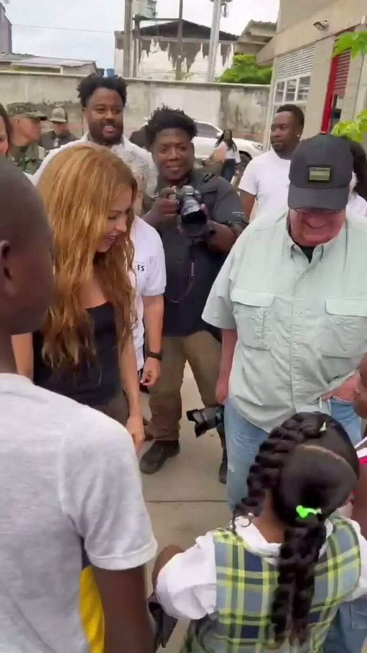Shakira visitó la localidad de Quibdó y anunció la reconstrucción de 10 escuelas (Video: Instagram @noticiasrcn)