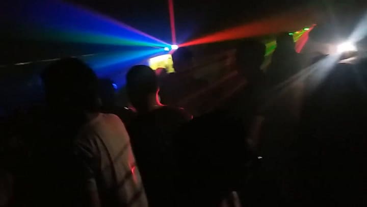 Fiesta electrónica clandestina en espacio cerrado