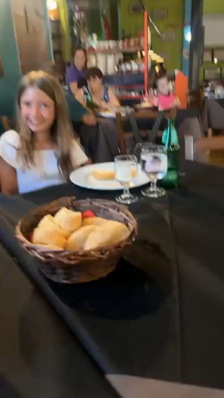 Debra se mudó a Italia con sus dos hijos en 2024 - @debcolt