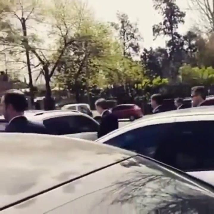 Macri y su hija, en la salida de un evento en Maschwitz - Fuente: YouTube