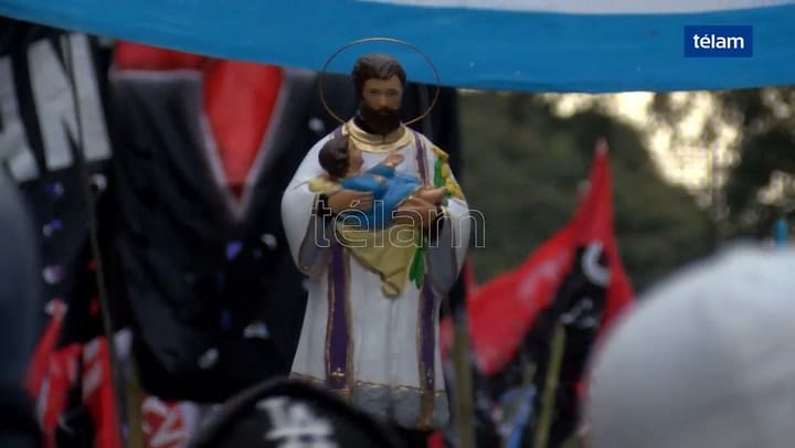 Miles de fieles congregados en la iglesia del patrono del trabajo - Fuente: Télam