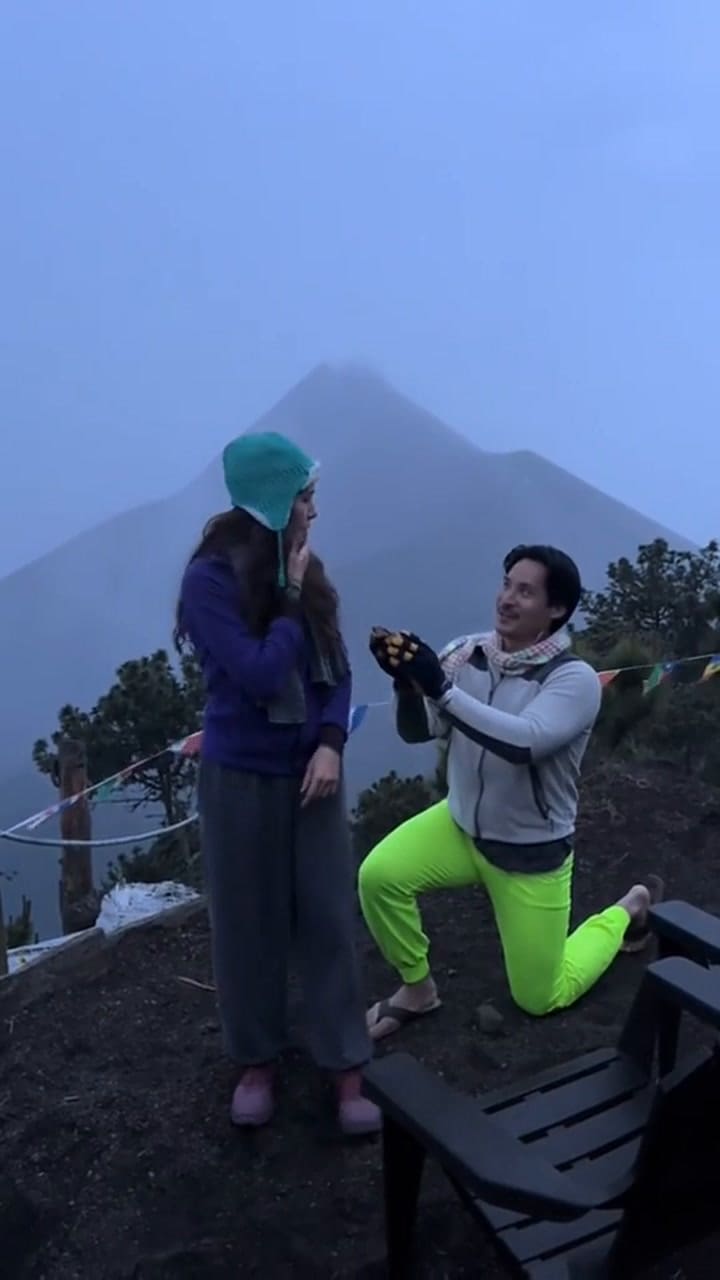La particular propuesta de matrimonio con un volcán en erupción de fondo