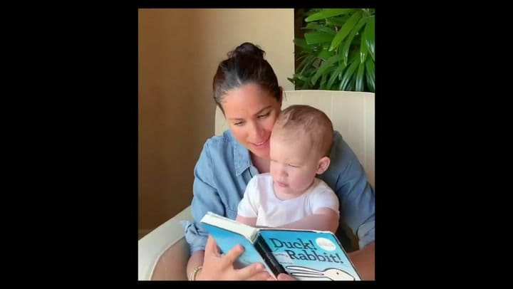 Meghan Markle leyó 'Duck! Rabbit!' el día del cumpleaños de Archie, en marco de una campaña benefic