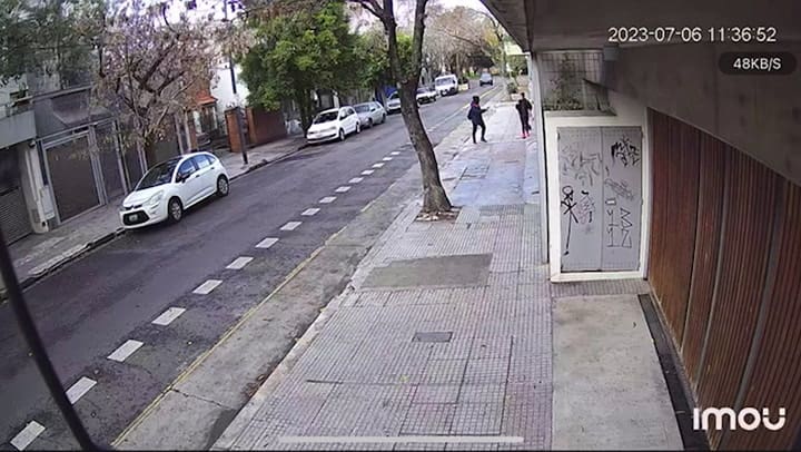 El momento que el personal trainer gatilla el arma