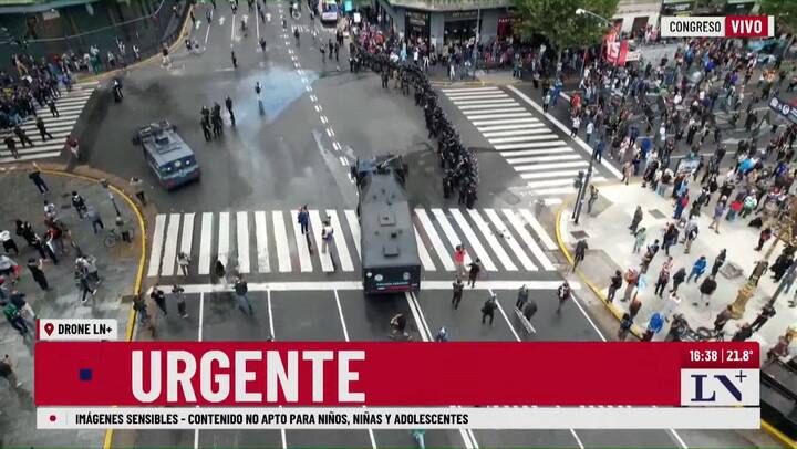 Despliegan camiones hidrantes para dispersas a los manifestantes
