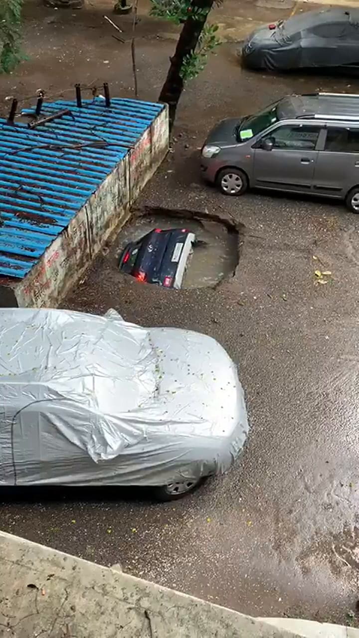 Impactante: un auto es tragado por la tierra en segundos en la India