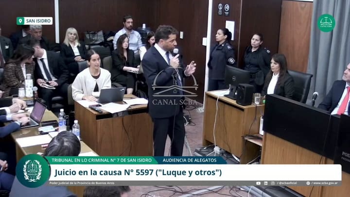El momento en que Claudia Villafañe, Dalma y Gianinna se dan vuelta para no ver una foto del cuerpo de Maradona