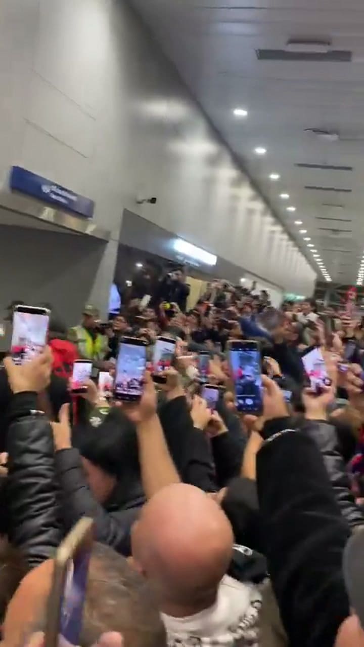 Una multitud recibió a Vozinha en su llegada a Chile