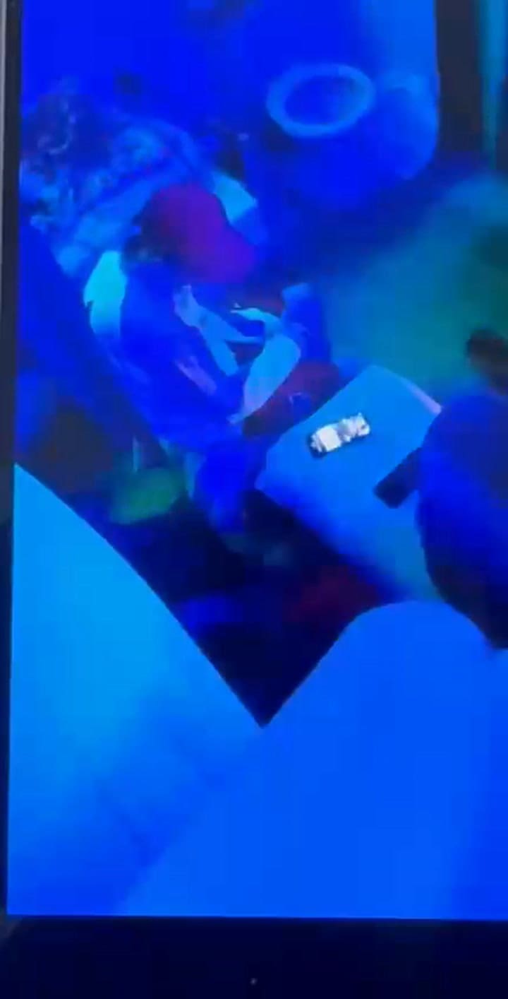 Los integrantes de la banda del Millón escuchando música y jugando en la celda