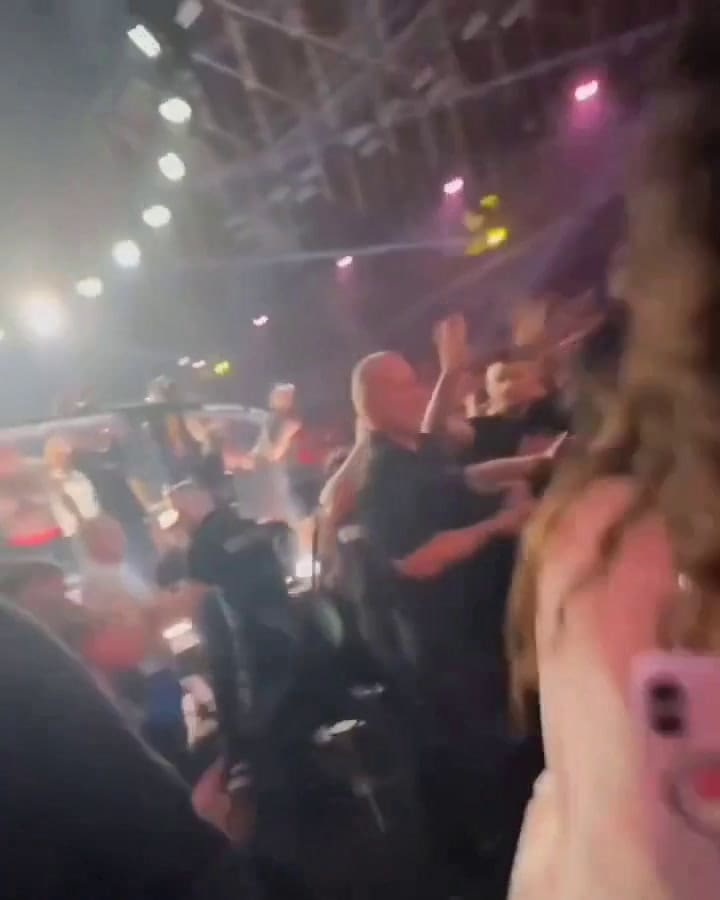 Un luchador de MMA le mordió la oreja a su rival en plena pelea y el público reaccionó con sillazos