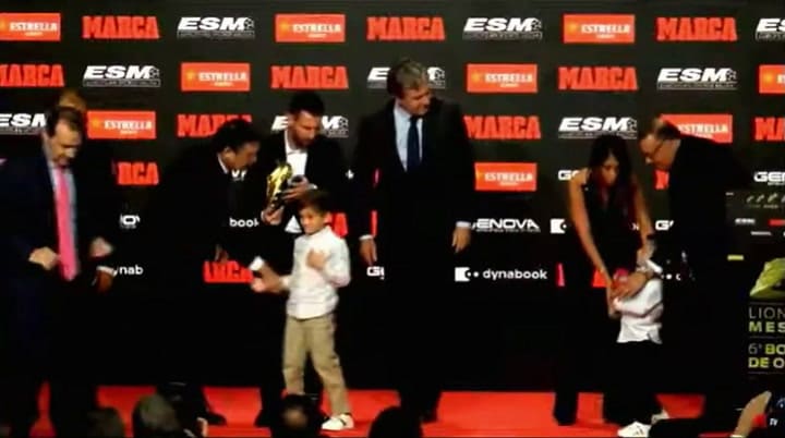 Mateo Messi le roba el micrófono a un periodista de Marca