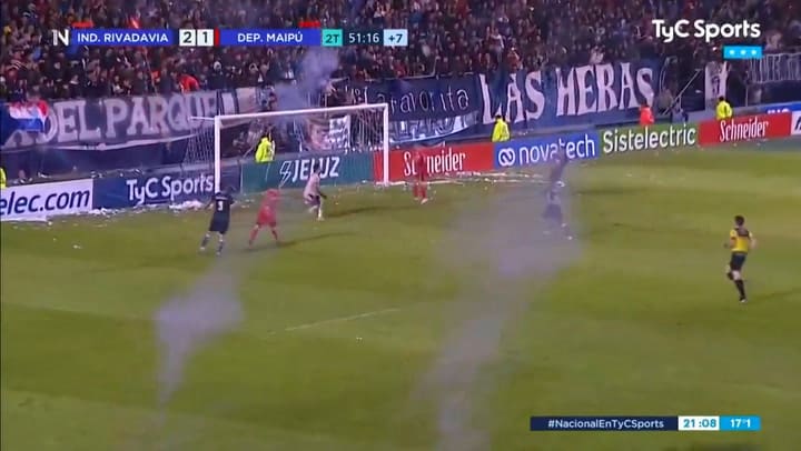 Impactante explosión de fuegos artificiales en un partido del ascenso.- Fuente: @ataquefutbolero