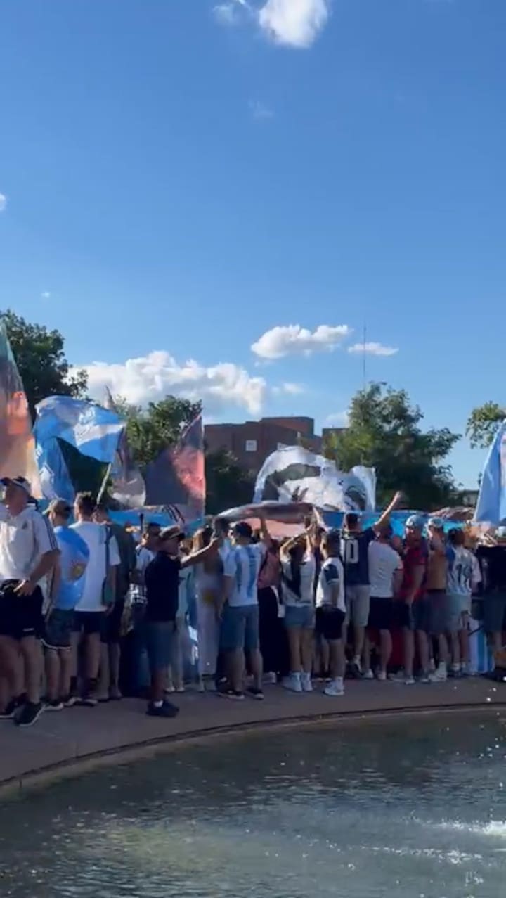 Miles de hinchas participan de un banderazo argentino en Kansas City antes del debut frente a Argelia (Crédito: Matías Boela)