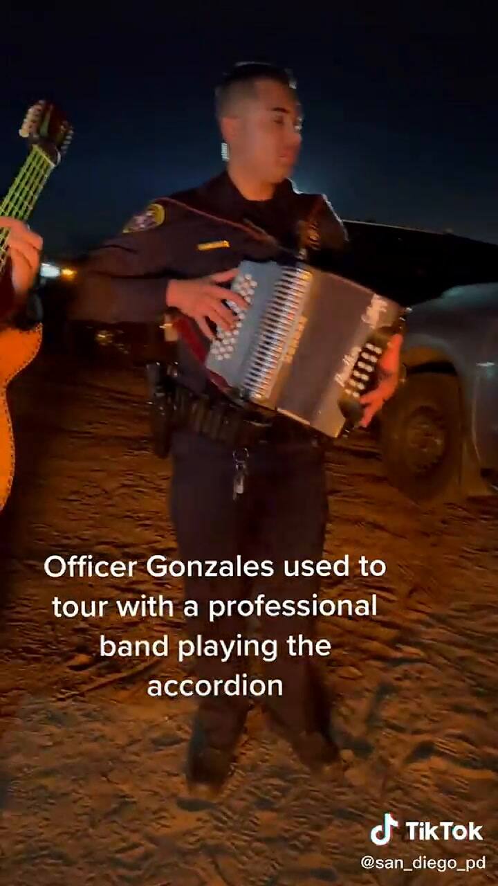 Video viral capta a un policía tocando el acordeón como un experto junto a un grupo de músicos