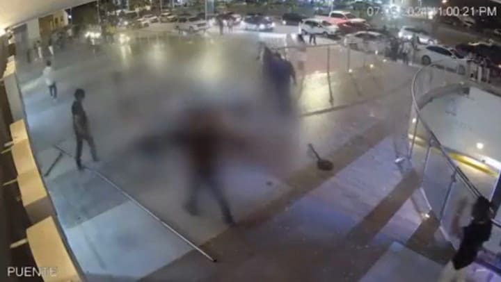 Tragedia en México: 2 muertos y 15 heridos por la caida de una baranda de más de 12 metros de altura