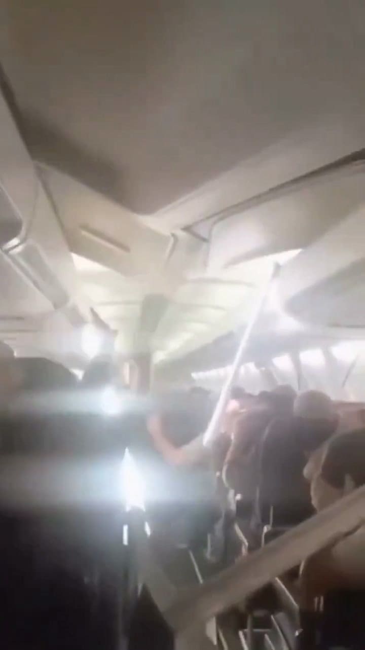 Un avión sufrió fuertes vibraciones tras despegar de Irán, el techo se desprendió y debió aterrizar de emergencia