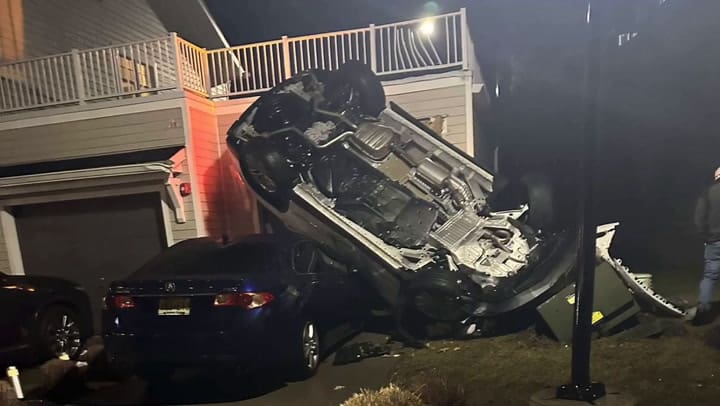 una persecusión policial terminó con un auto lanzándose de un puente y chocando contra una casa