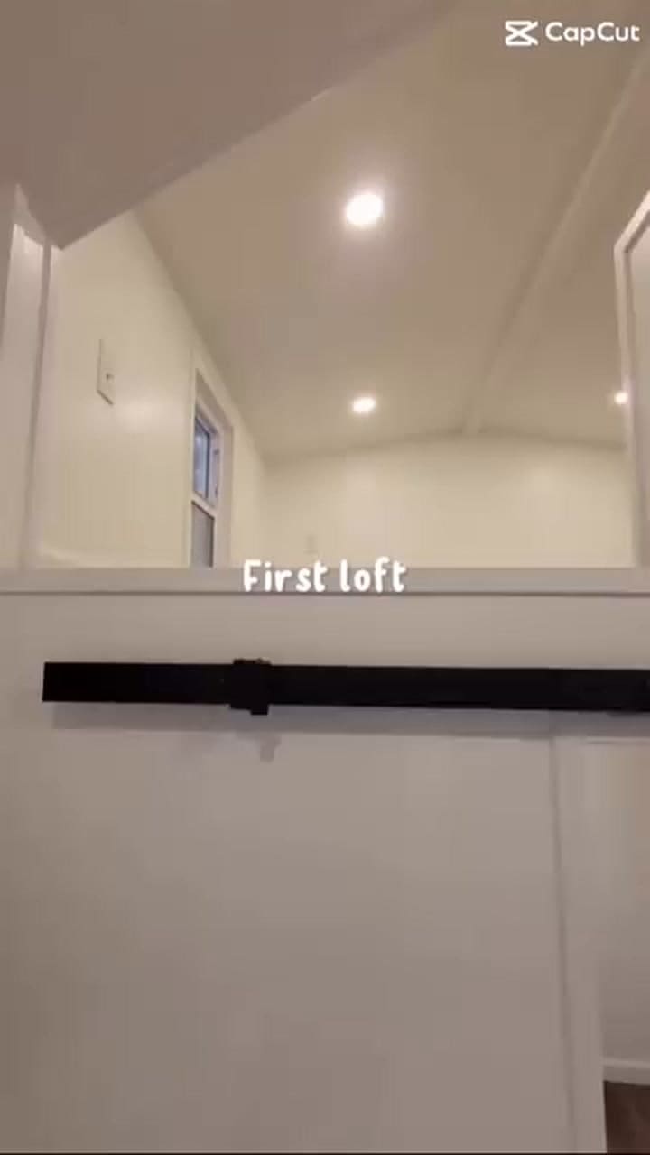 La casa incluye cocina completa, baño funcional y dormitorio para cama queen
