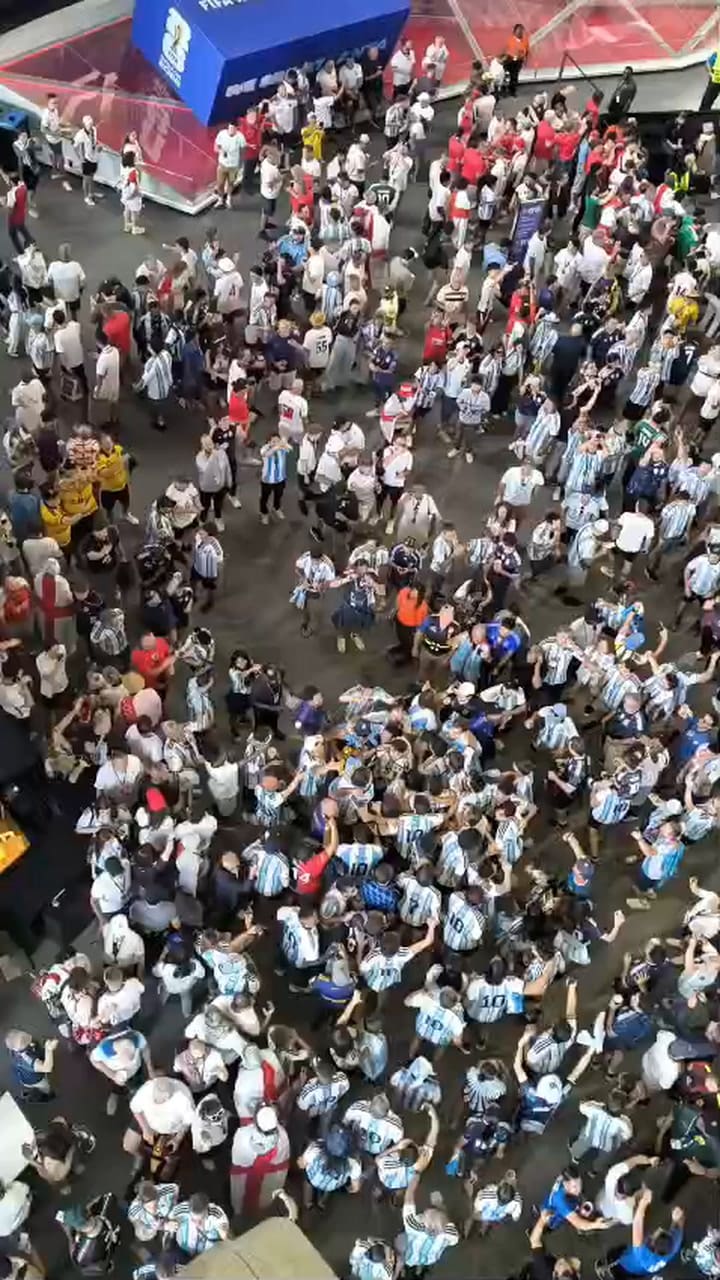 Hinchas argentinos cantan por Malvinas