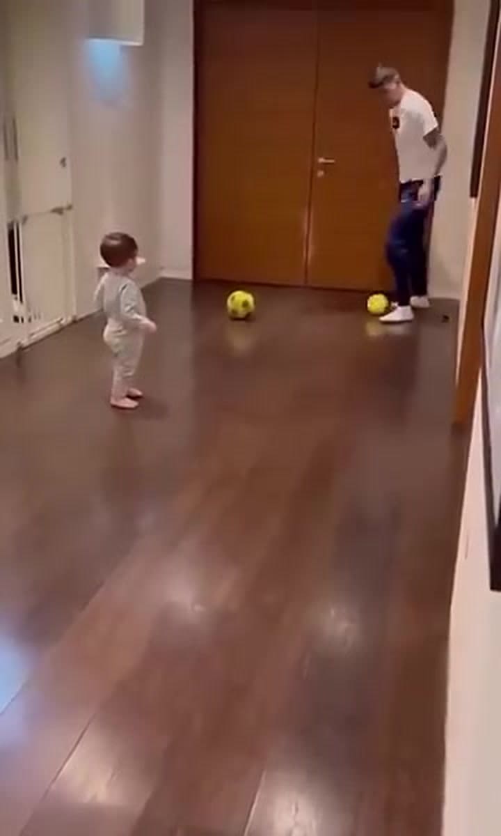 El divertido video de Cuti Romero en "modo papá y futbolista" junto a su hijo