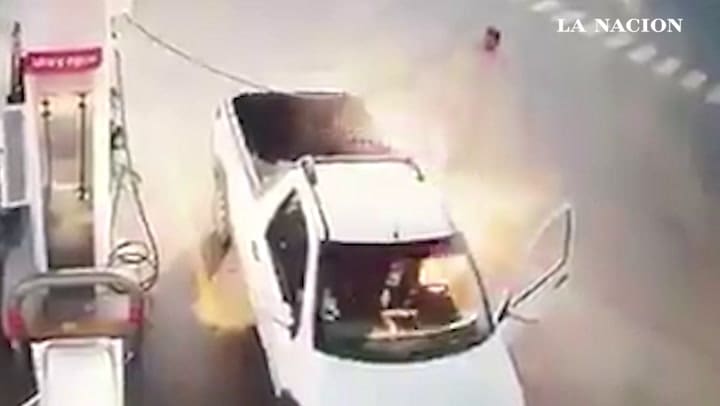Usaba el celular en la estación de servicio y le explotó el auto