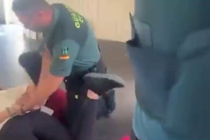 (GIF) La directora del campamento de verano de Kinneret es desalojada del vuelo