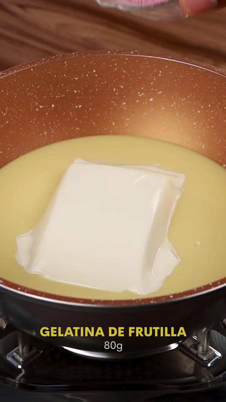 Postre frío y cremoso de frutilla