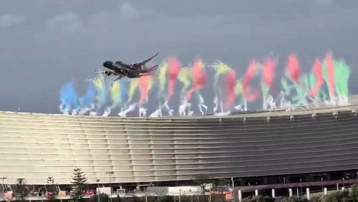 El momento en que los aviones sobrevolaron el estadio