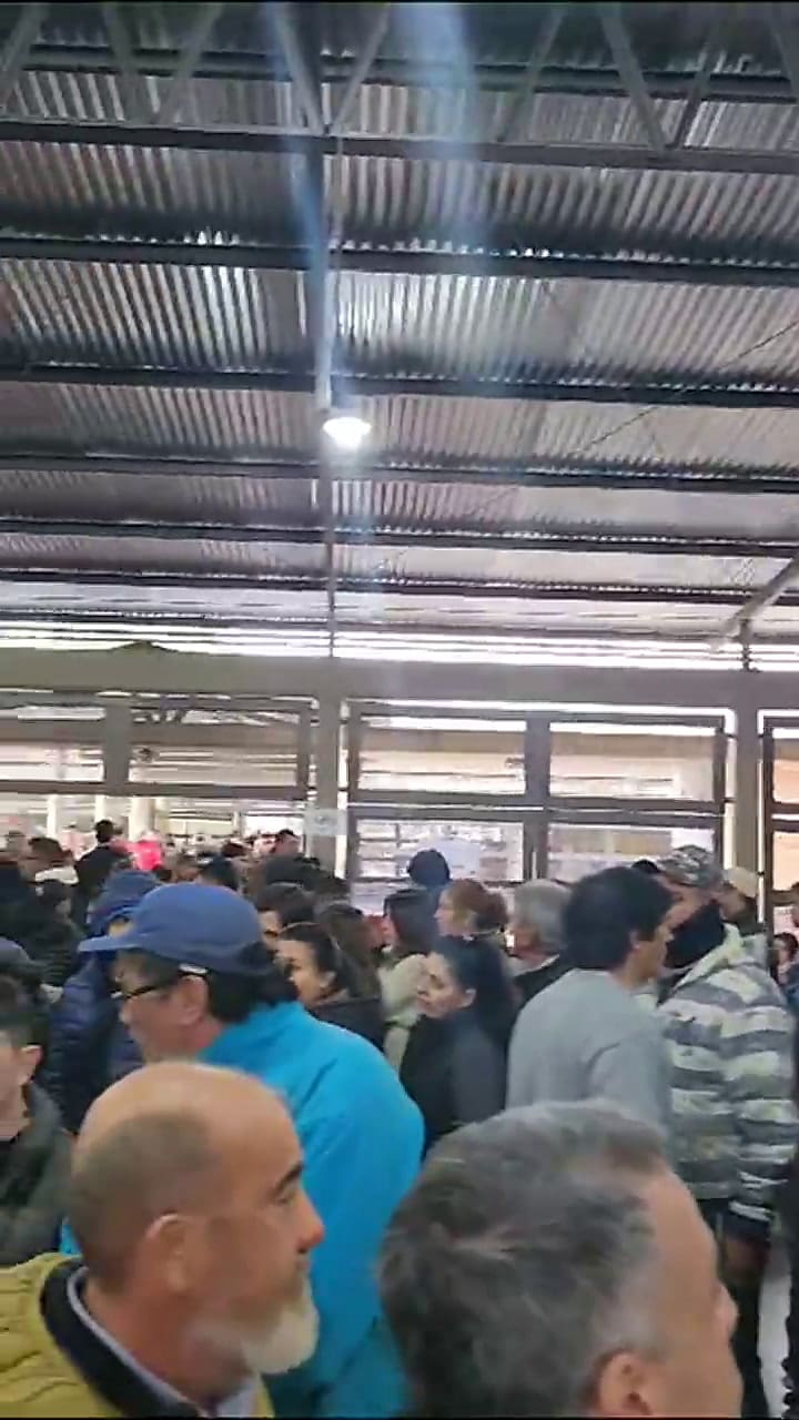 Tensión en una escuela en Tucumán por las demoras a poco de cerrarse los comicios