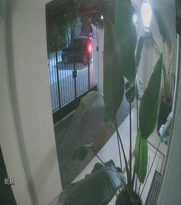 El momento en que los ladrones escapan con el auto de las víctimas