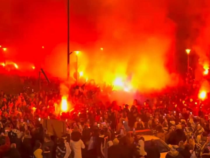 Los festejos por el triunfo de Bosnia y Herzegovina incluyen bengalas y gran cantidad de personas