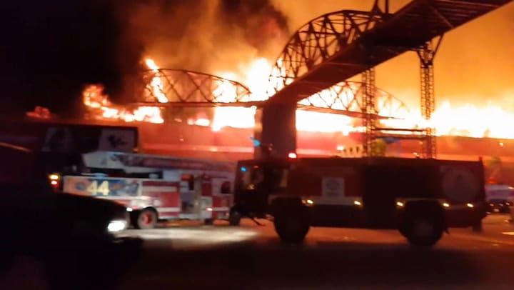 El fuego arrasó la zona de controles y fue inevitable que avance hacia la zona de boxes