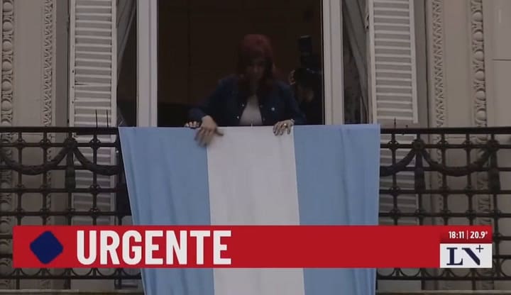 Cristina Kirchner saluda a la militancia desde su balcón en el Día de la Lealtad Peronista