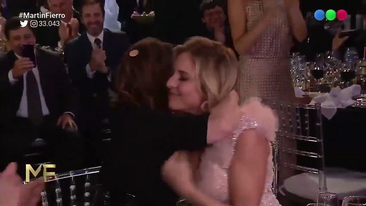 El beso de Nancy Dupláa y Carla Peterson - Fuente: Telefé